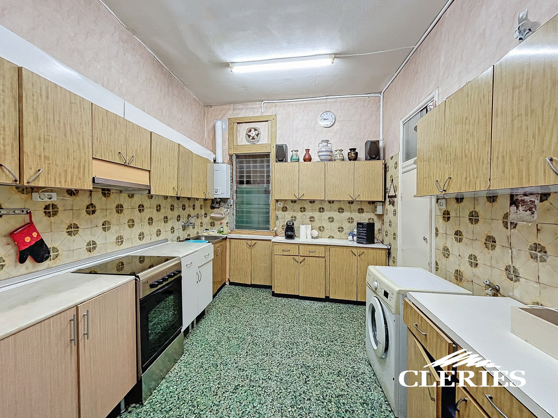 /RealEstateImages/6522/Piso_Venta_Barcelona_Gotic_Cleries_01.jpg